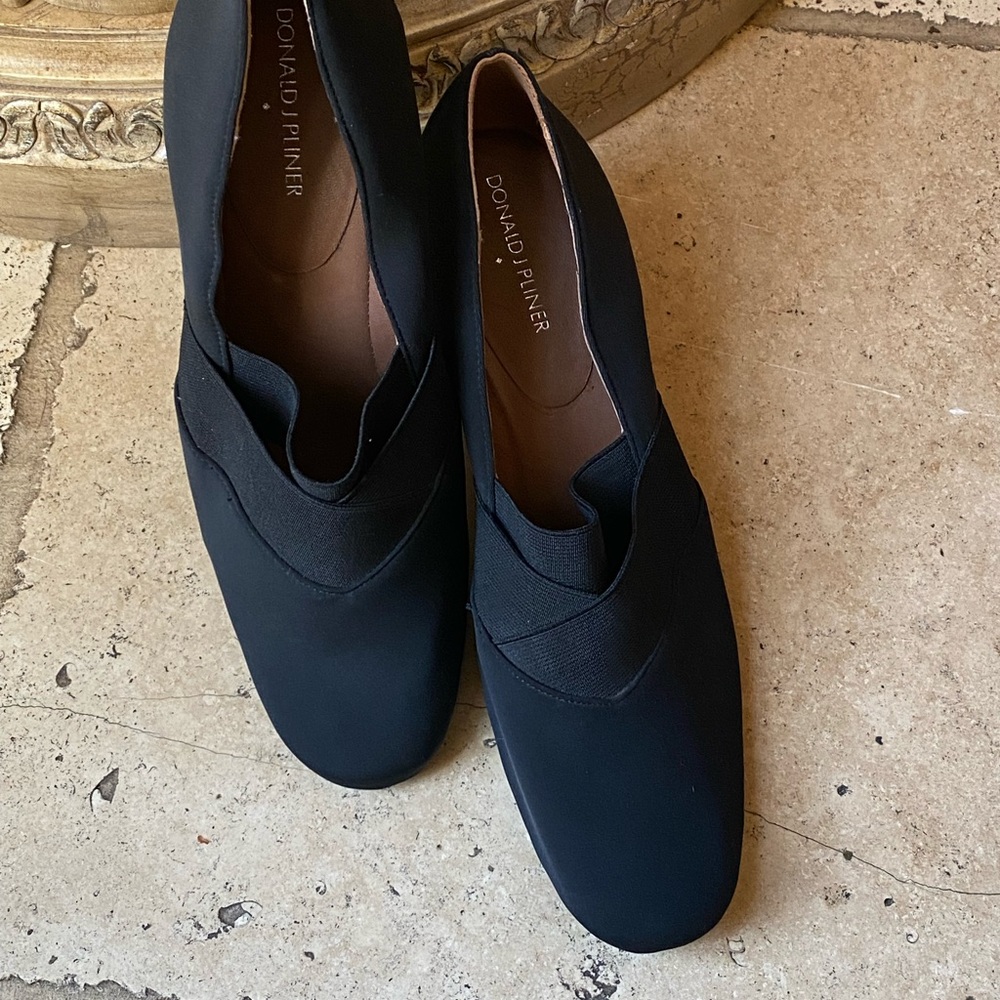 Black stretchy pumps with leather heel